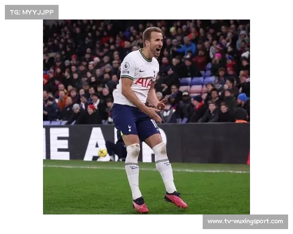 凯恩点射破门后拥抱儿子，家庭温情成全场焦点